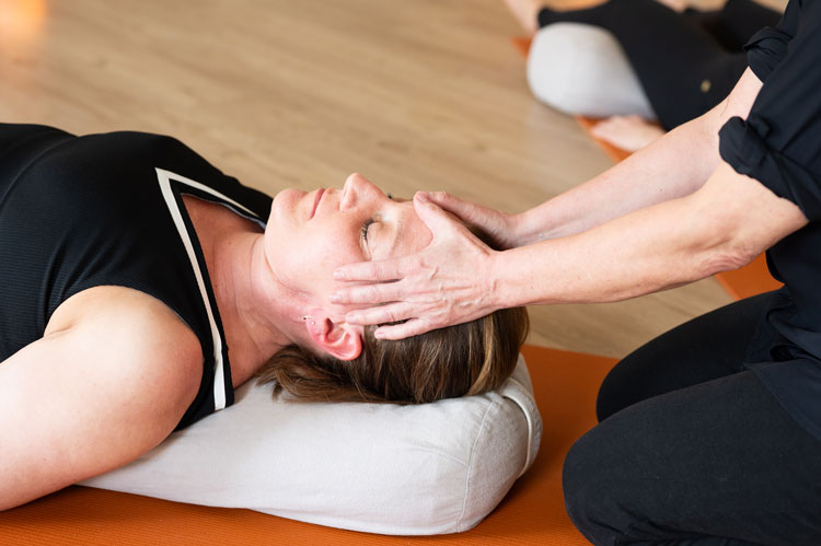 Ananda-Yoga-Hilversum-XL-Restorative-slow-down-en-mini-massages