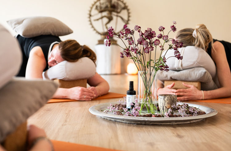 Ananda-Yoga-Hilversum-XL-Restorative-slow-down-en-mini-massages