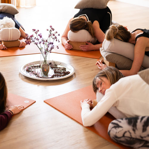 Ananda-Yoga-Hilversum-XL-Restorative-slow-down-en-mini-massages