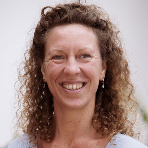 Ananda Yoga docent Liese Schram